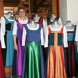  Evelyn Gillmeister-Geisenhof mit den Modellen aus ihrer „Pro Tracht“-Kollektion. 