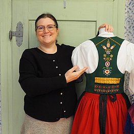 Katrin Weber mit zwei sudetendeutschen Trachten im Kulturhaus des Bezirks Mittelfranken.